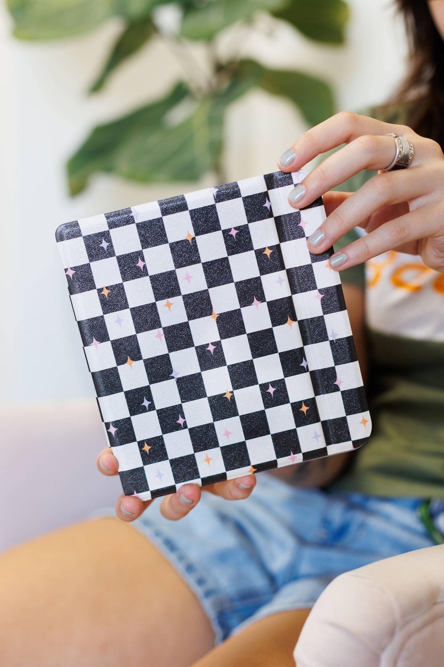 Retro Checkered Clear Back & Handle Kindle & Kobo Case