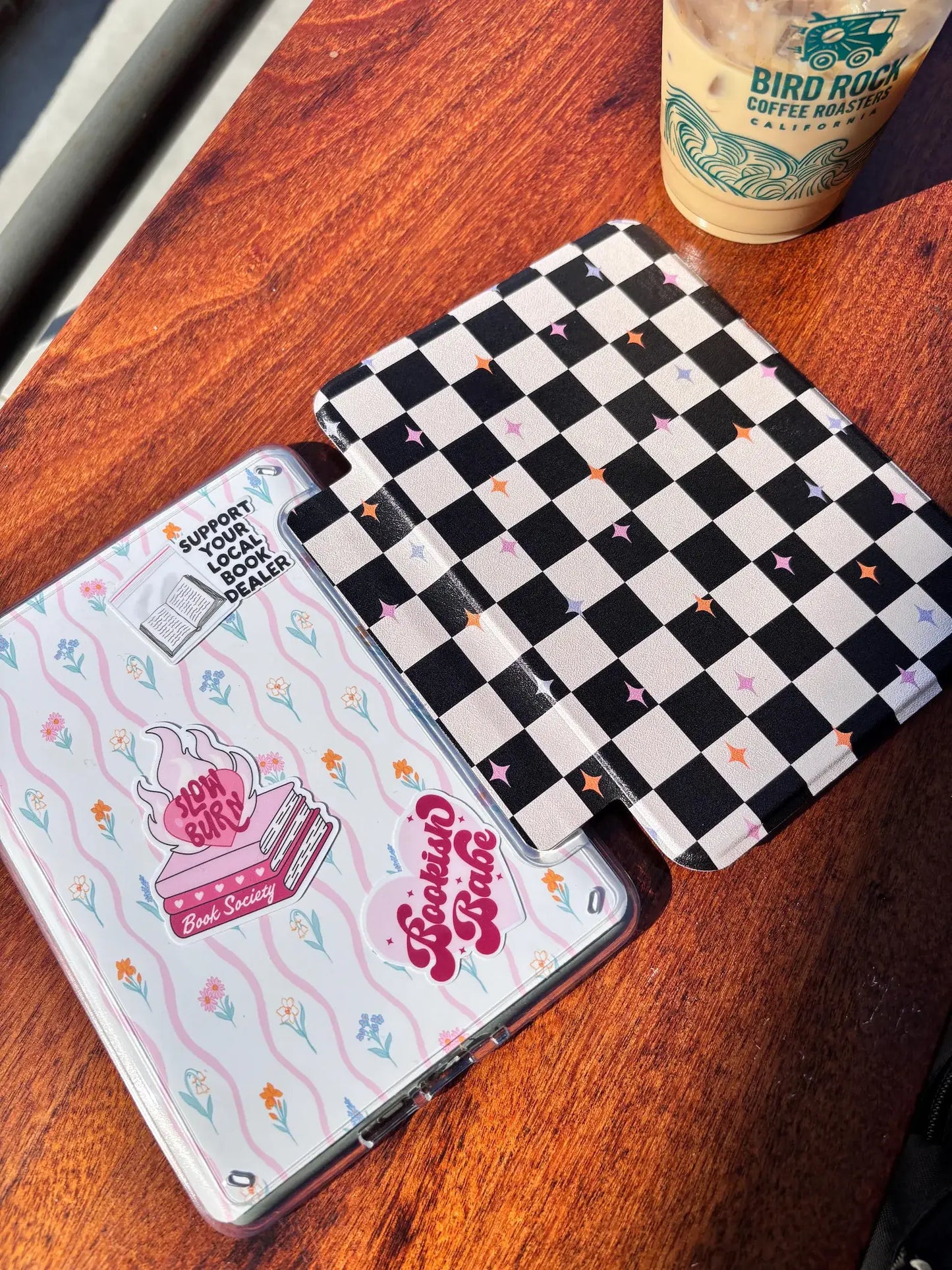 Retro Checkered Clear Back & Handle Kindle & Kobo Case