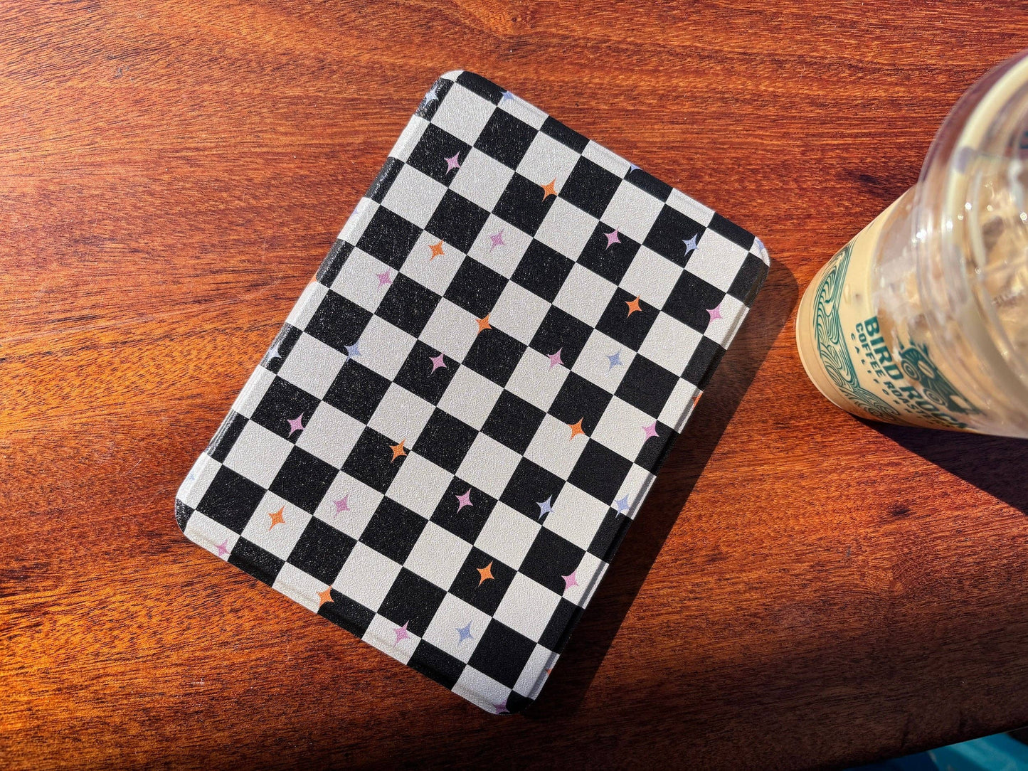 Retro Checkered Clear Back & Handle Kindle & Kobo Case
